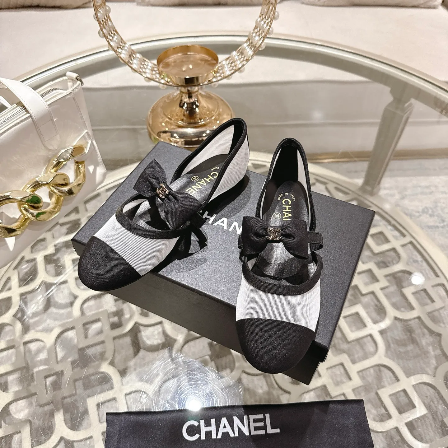 👟👟Ex-factory price 540👟👟 Mesh [purchase-level quality] CHANEL Xiaoxiang 25/A new summer bow-tie shoes 💃 This pair of loafers is really breathtakingly beautiful! Made of cowhide fabric + imported mesh, every detail exudes a sense of high-end ~ classic bow design, Italian genuine leather sole, comfortable and classy on the feet, a perfect must-have for fairies!  🌟 All counters are from the same source! All materials are customized according to the original 1:1, and are developed and patterned from genuine products. The quality is absolutely assured ~ a classic that must be bought every year, a versatile artifact that looks great whether paired with skirts or jeans!  💖 The perfect finishing touch for summer outfits, sisters, just do it! 👉 Fabric: Imported sheepskin Lining: Imported sheepskin Outsole: Private molded outsole Code number: 35-40 (41 customized, non-refundable) Mesh surface